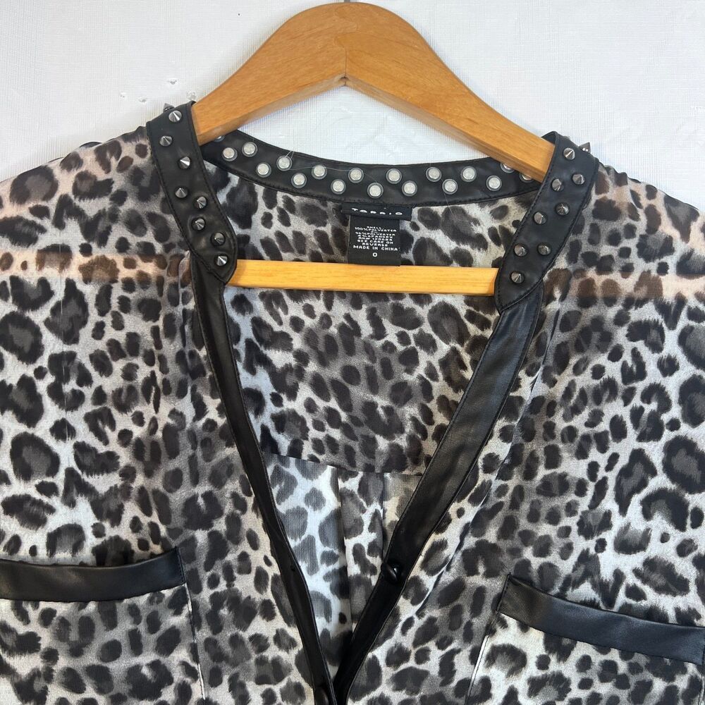 Torrid Studded Neckline Animal Print‎ Blouse Faux Leather Trim Size 0/Large Edgy - Picture 9 of 12